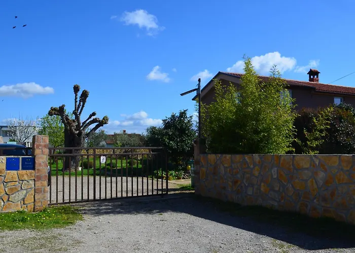 Retro In Nature Apartment Pula