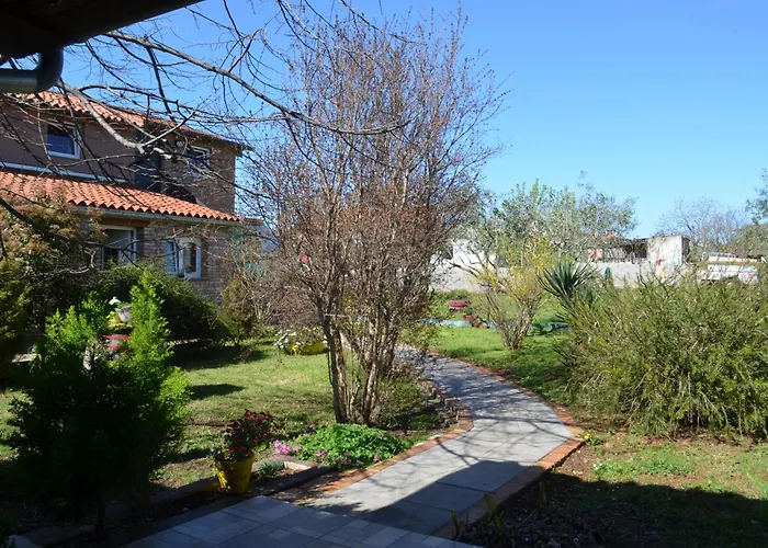 Retro In Nature Apartment